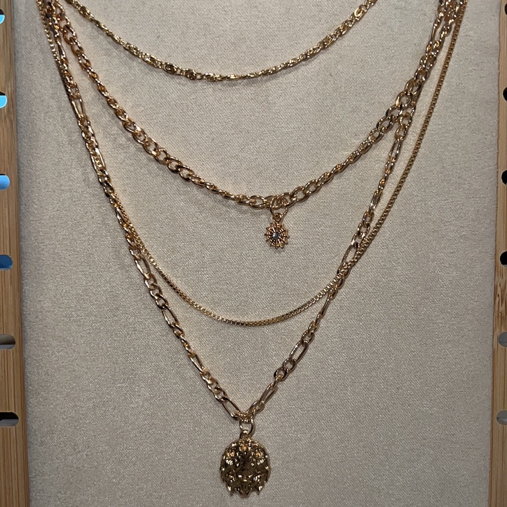 ✨Animal Round Charm Layered Necklace (Boutique) - Picture 6 of 8